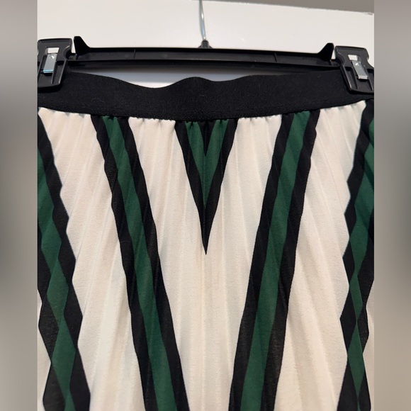 Pleated midi skirt with green and black chevron stripes - Picture 2 of 5